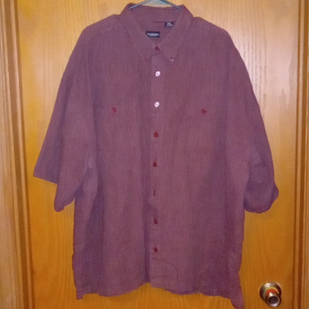 Mens button down short sleeve 3XT VanHeusen brand maroon tiny white pin stripes.